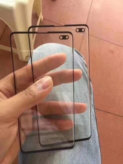 Живое фото защитного стекла для Samsung Galaxy S10+ демонстрирует овальный вырез под камеру Живое фото защитного стекла для Samsung Galaxy S10+ демонстрирует овальный вырез под камеру