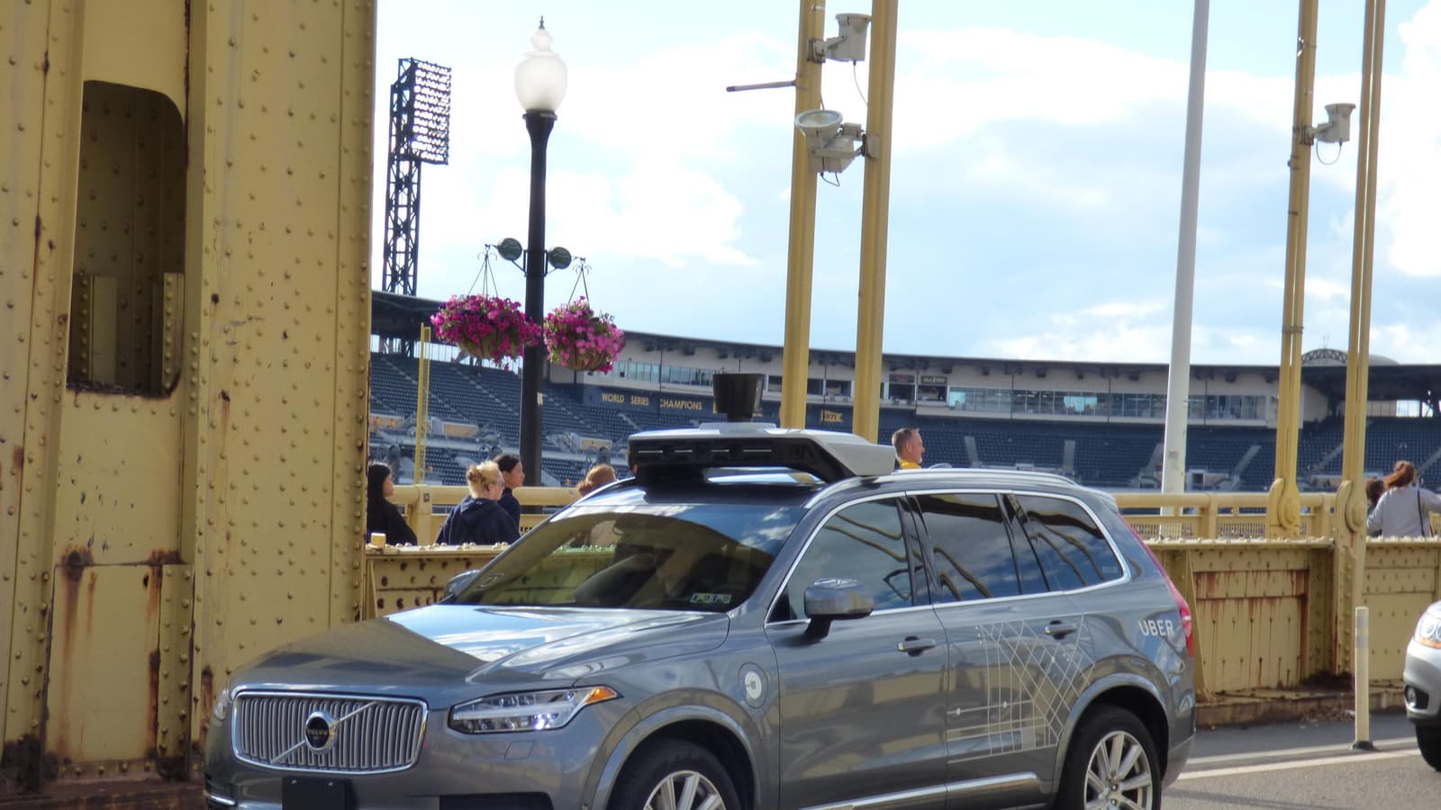 Uber возвращается к испытаниям беспилотных авто после трагического ДТП