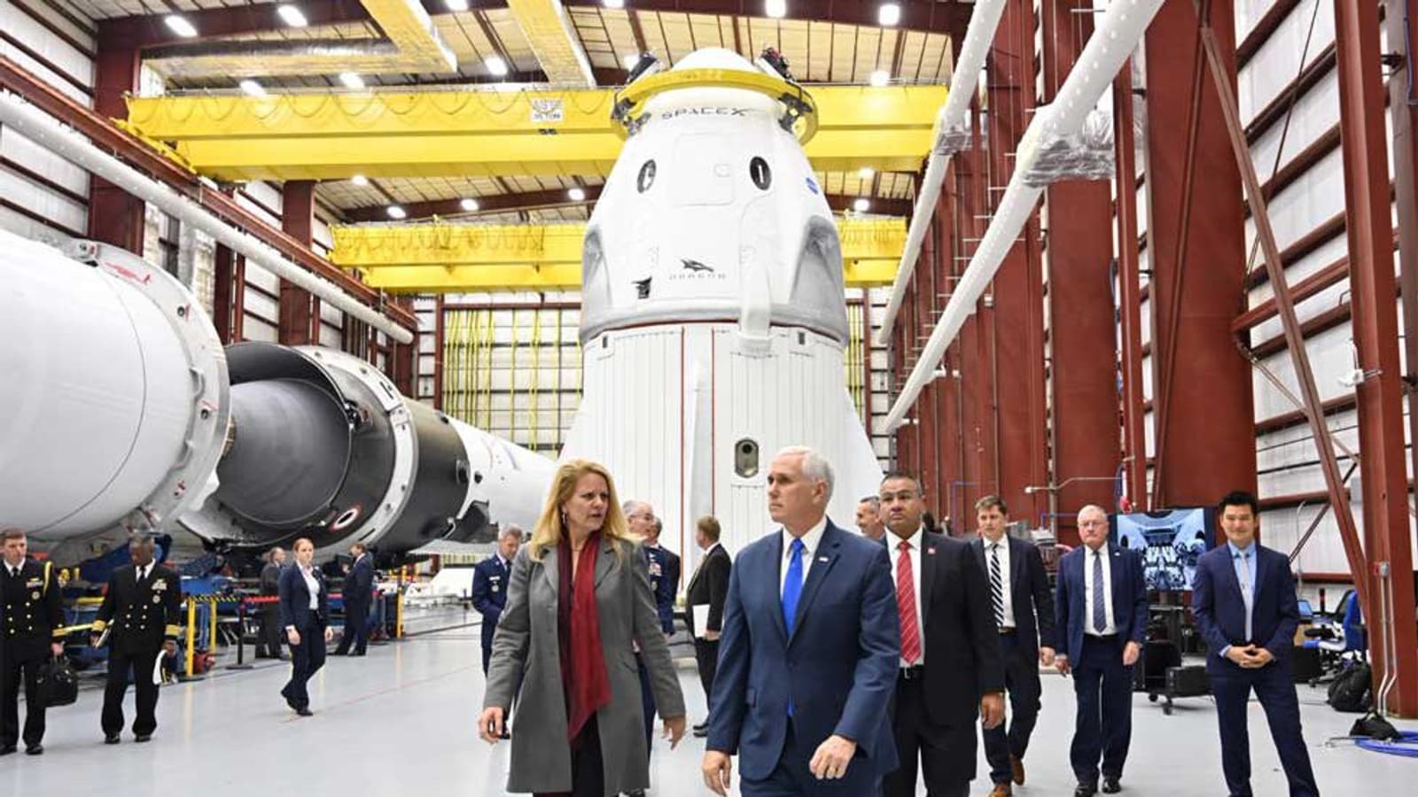 SpaceX показала новый космический корабль Crew Dragon. Первый полёт намечен на январь