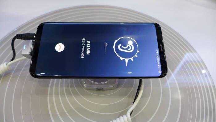 Samsung покажет на выставке CES 2019 экраны OLED для смартфонов, издающие звук Samsung покажет на выставке CES 2019 экраны OLED для смартфонов, издающие звук