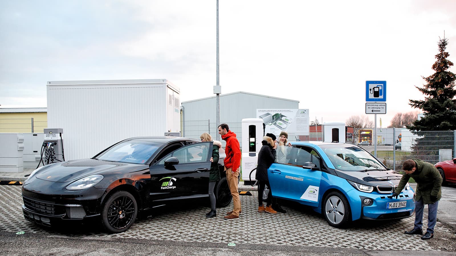 Прототип зарядного устройства, созданного консорциумом во главе с BMW Group, за три минуты заряжает электромобиль на 100 км пути