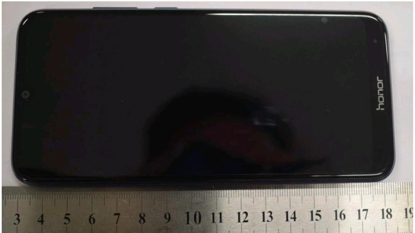 Живые фото Honor Play 8 демонстрируют несколько иное устройство