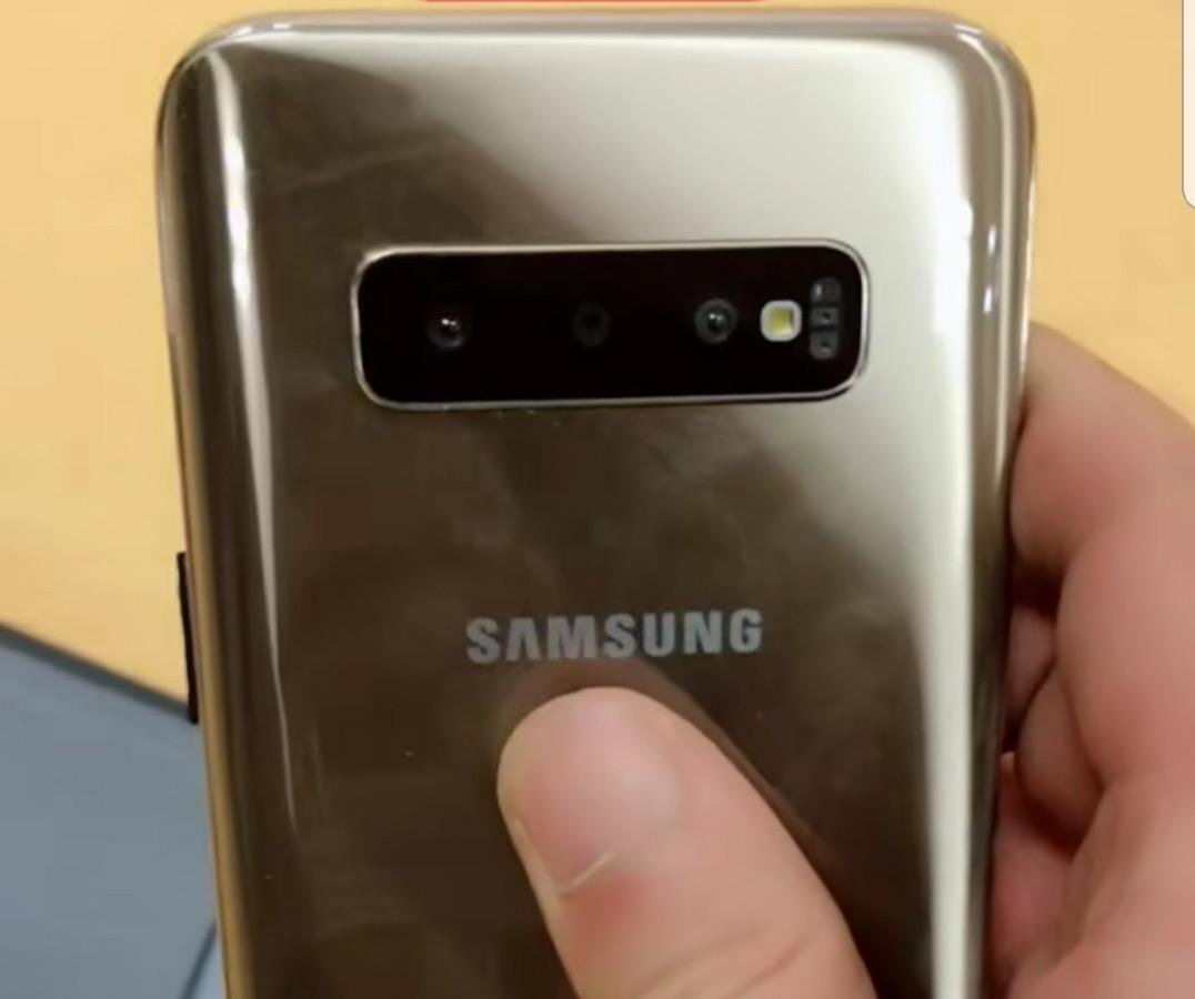 Флагманский смартфон Samsung Galaxy S10+ позирует на живых фото Флагманский смартфон Samsung Galaxy S10+ позирует на живых фото