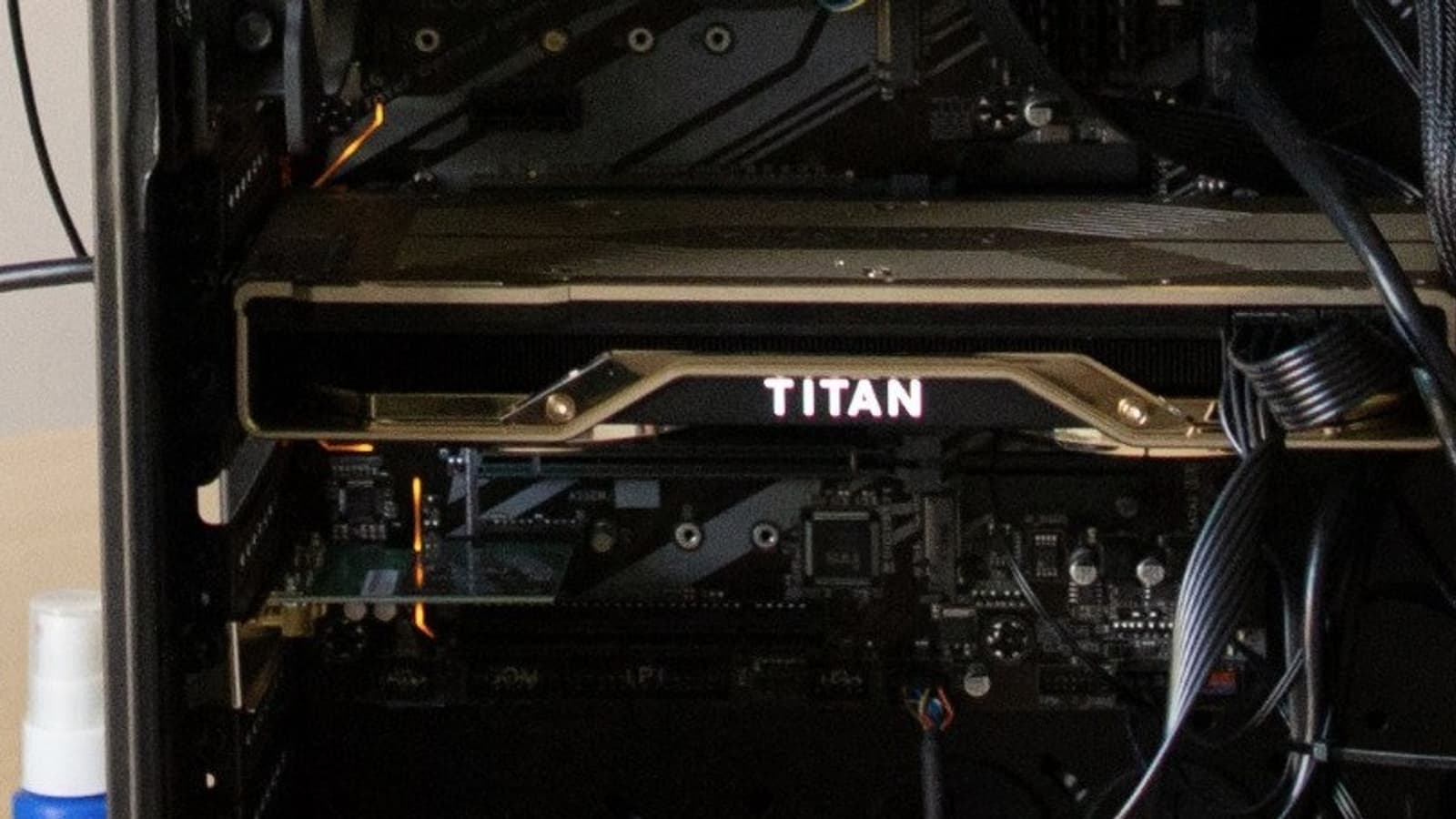 Флагманская видеокарта Nvidia RTX Titan засветилась на живых фото и видео. Скоро анонс?