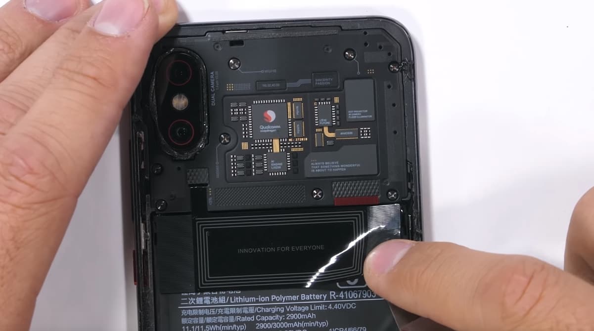 Один из самых необычных смартфонов Xiaomi успешно прошёл тесты блогера JerryRigEverything