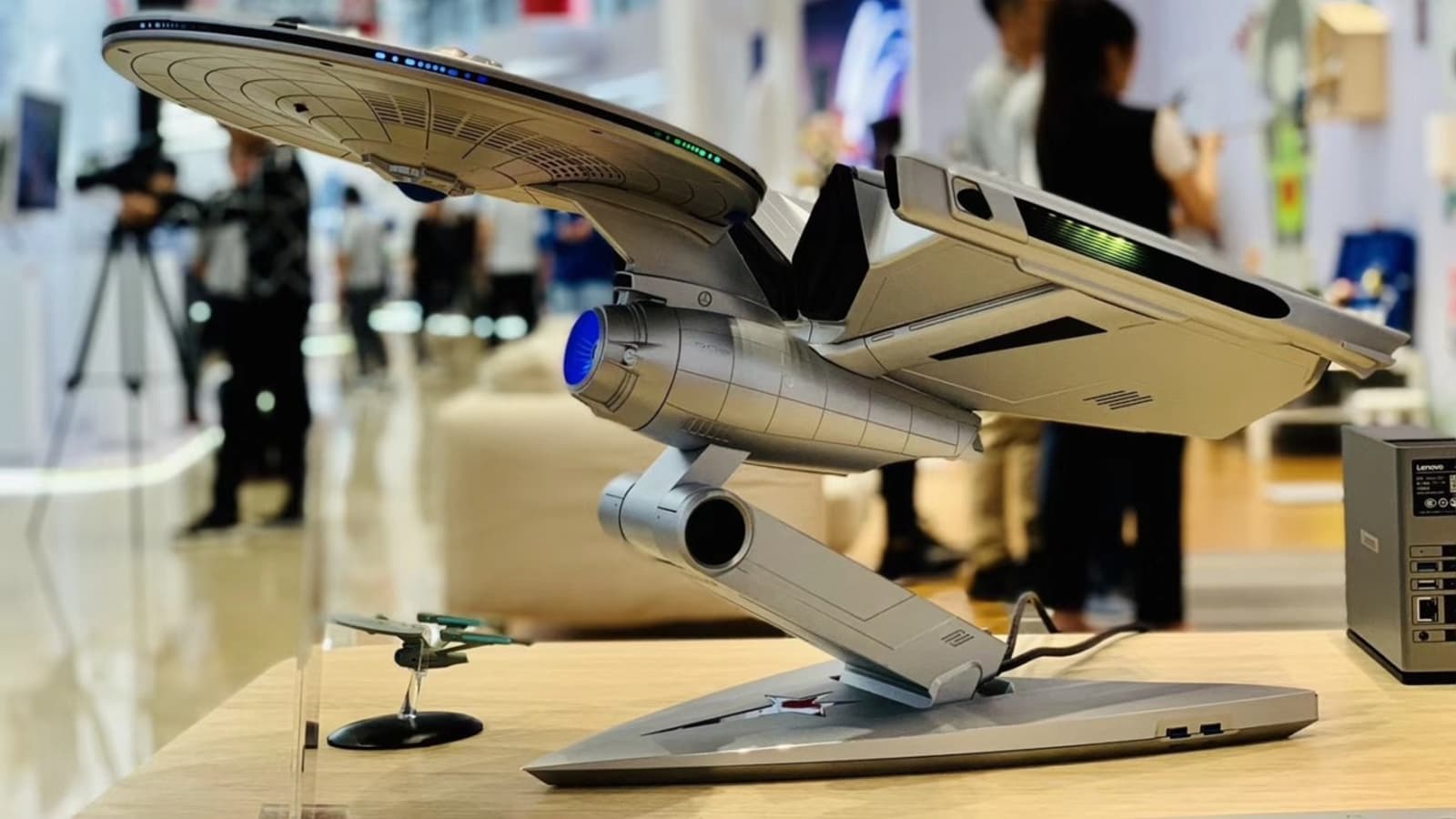 Lenovo показала компьютер в виде космического корабля из Star Trek