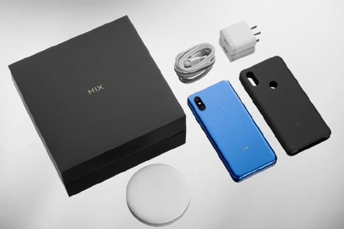 Беспроводная зарядка входит в комплект поставки всех версий смартфона Xiaomi Mi Mix 3 Беспроводная зарядка входит в комплект поставки всех версий смартфона Xiaomi Mi Mix 3