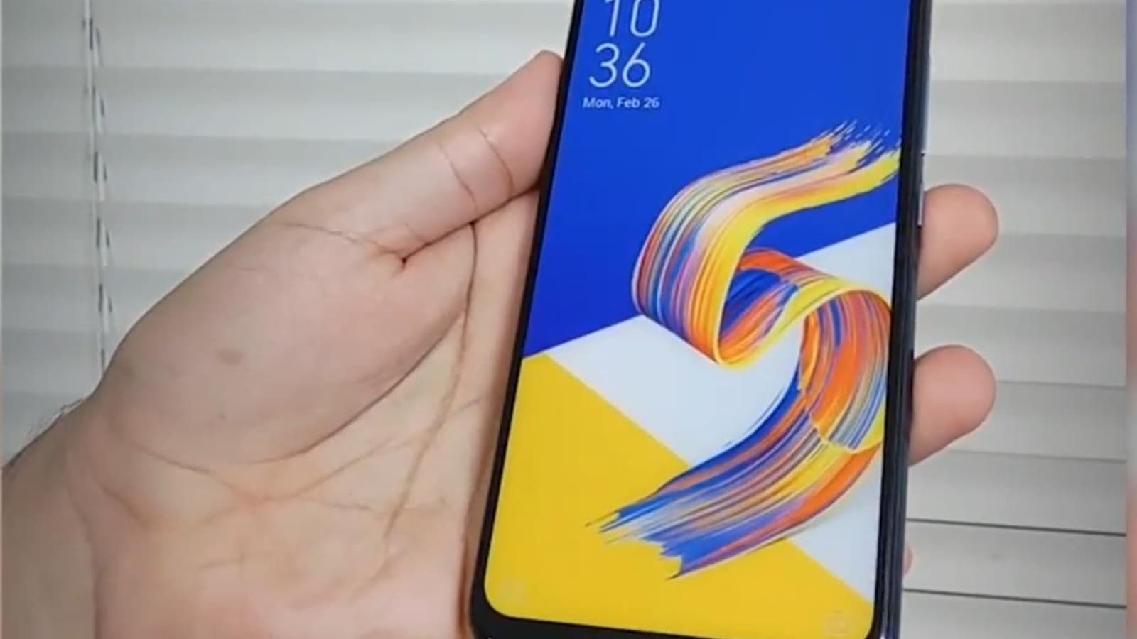 Фотогалерея дня: прототипы смартфона Asus Zenfone 6 – с тройной камерой и каплевидным вырезом