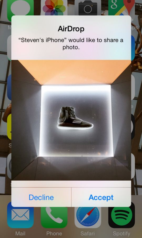 Технологию Apple AirDrop используют для отправки непристойных фотографий