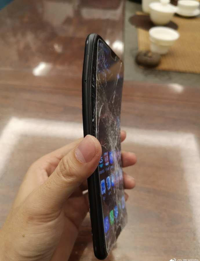 Смартфон Huawei P20 упал с высоты 50 метров и остался в рабочем состоянии