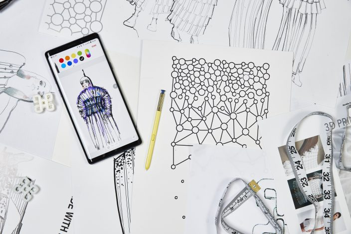 Samsung Galaxy Note9 стал первым смартфоном в истории, на котором создали целую коллекцию одежды Samsung Galaxy Note9 стал первым смартфоном в истории, на котором создали целую коллекцию одежды