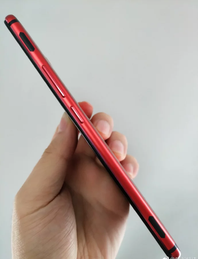 Первое живое фото игрового смартфона Nubia Red Magic 2 демонстрирует привычные для геймеров кнопки
