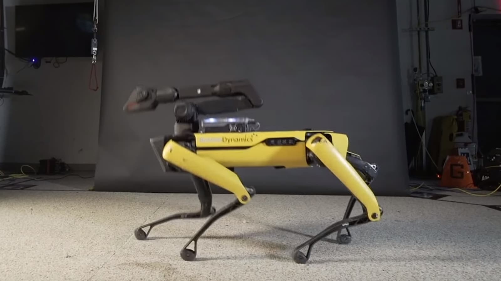 Видео дня: робот Boston Dynamics Spot танцует под фанк