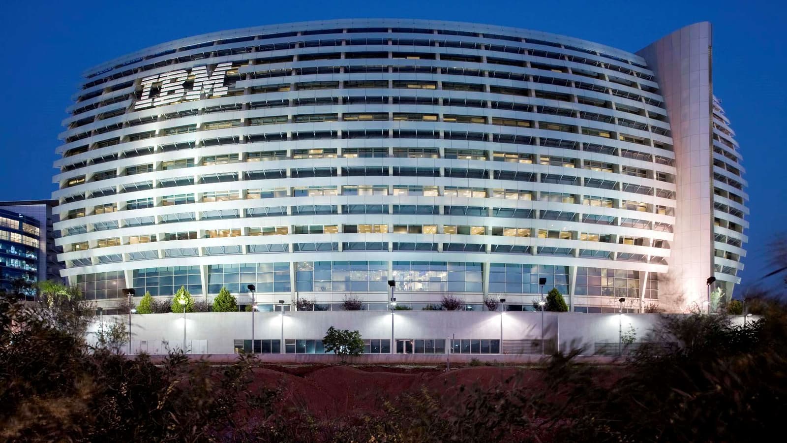 Доход IBM в минувшем квартале сократился сильнее, чем ожидали аналитики