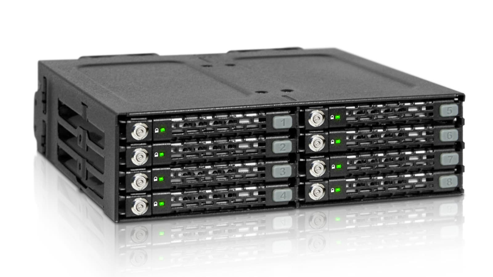 Каждый из восьми накопителей в корзине Icy Dock ToughArmor M998SK-B блокируется отдельным замком