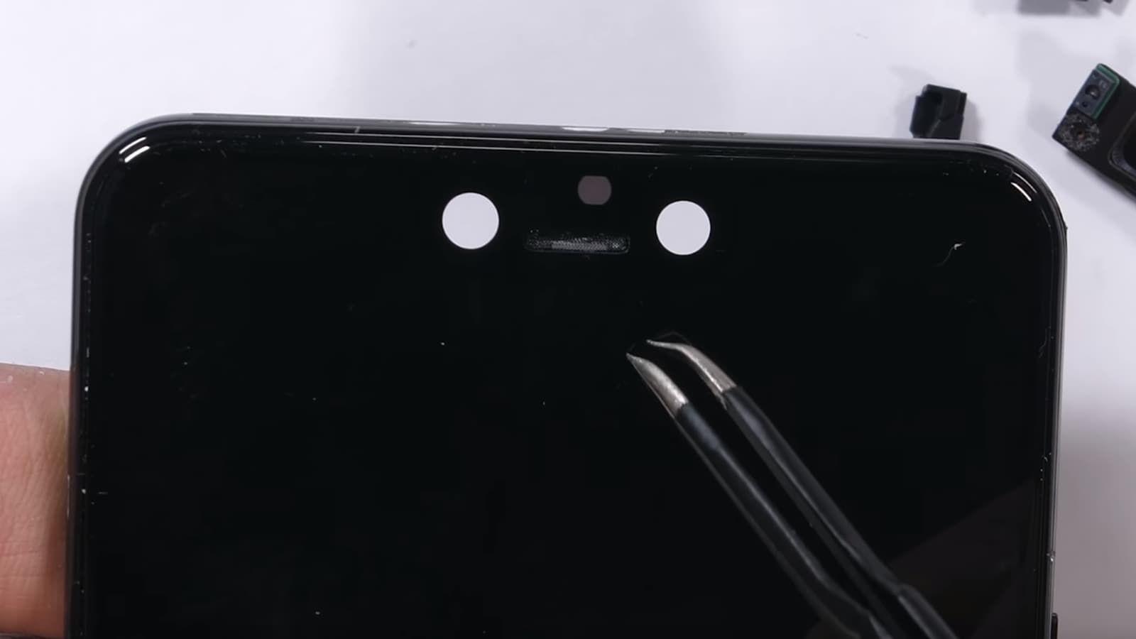Разборка смартфона Google Pixel 3 XL блогером JerryRigEverything объясняет, откуда у аппарата такая огромная «чёлка»