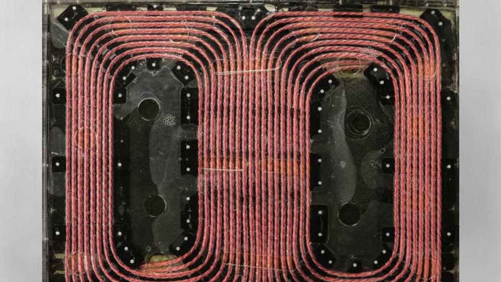 В США создали беспроводную зарядку для электромобилей, способную передавать 120 кВт мощности