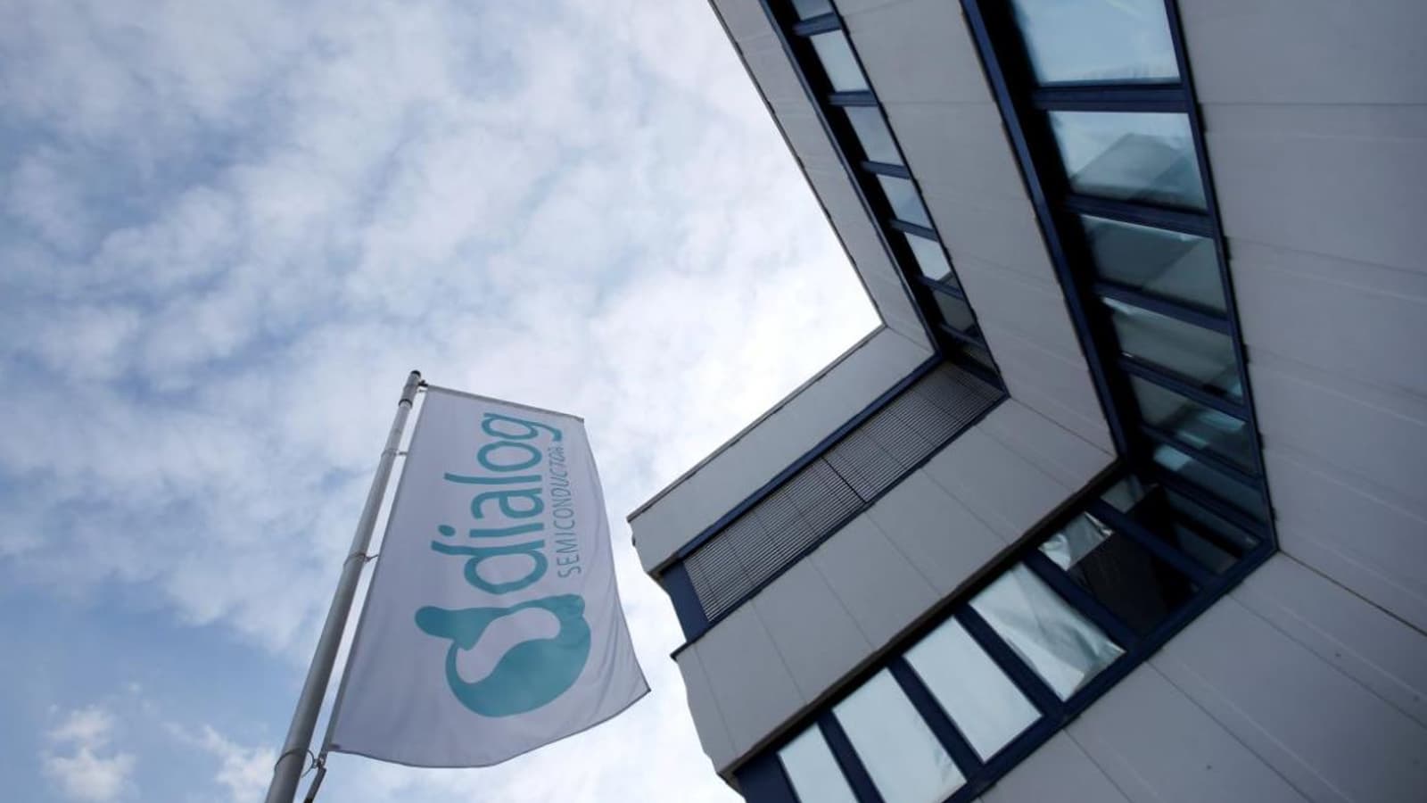 Apple заплатит компании Dialog Semiconductor 600 миллионов долларов и примет на работу более 300 ее инженеров