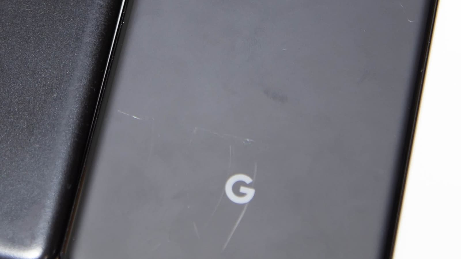 Не только «монобровь». У новых смартфонов Pixel есть проблемы с качеством покраски