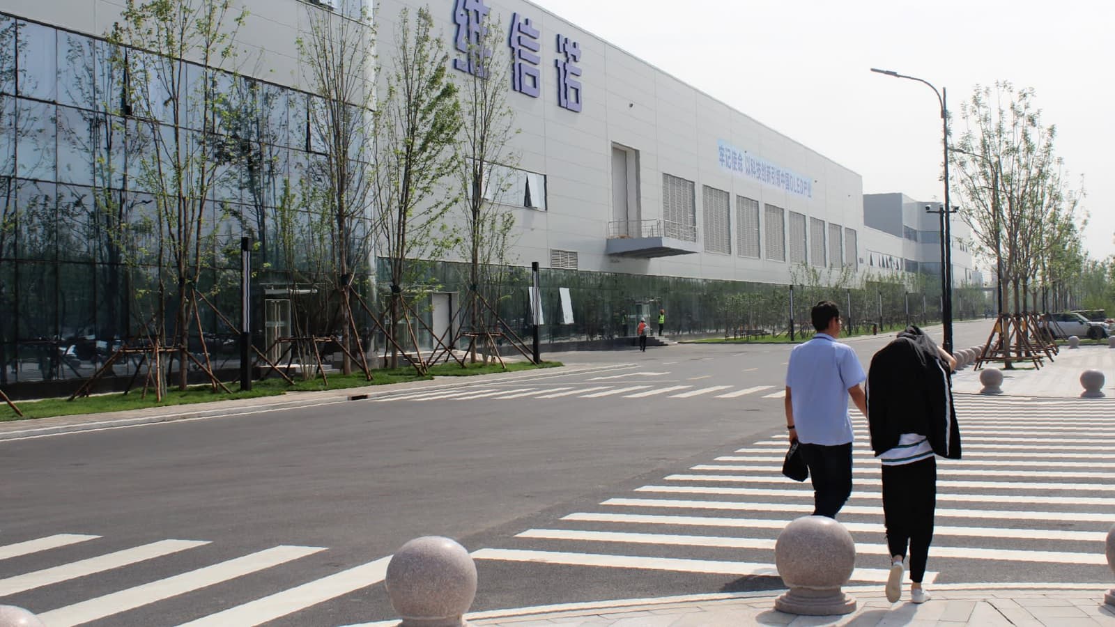 построит вторую линию 6-Gen по выпуску гибких панелей OLED