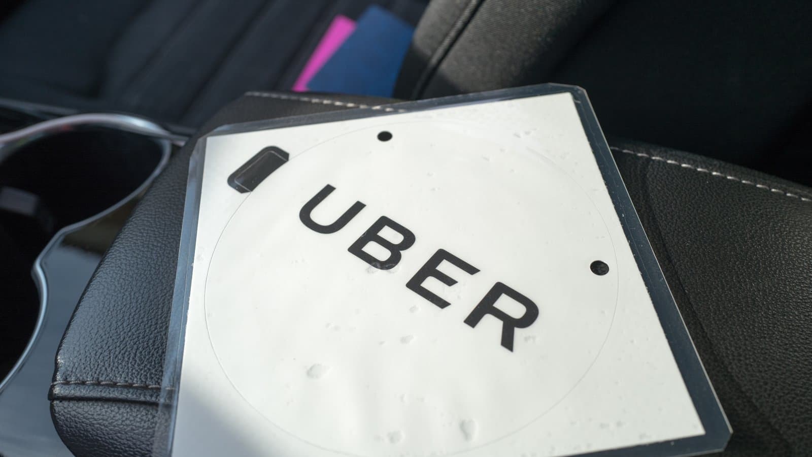 Uber просит разрешения раздавать свои акции водителям