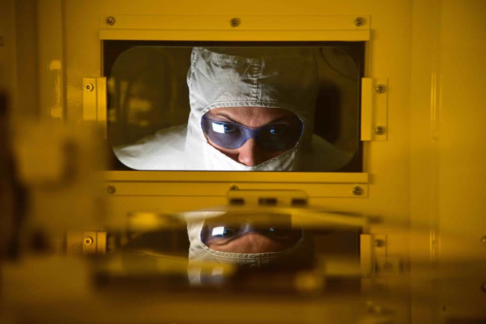 Intel разделит производство из-за задержек с освоением 10-нанометровой технологии Intel разделит производство из-за задержек с освоением 10-нанометровой технологии