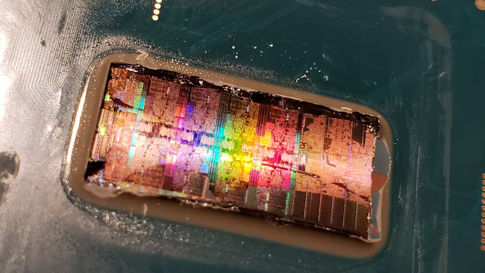 Фото дня: «радужный» CPU Intel Core i9-9900K после шлифовки Фото дня: «радужный» CPU Intel Core i9-9900K после шлифовки