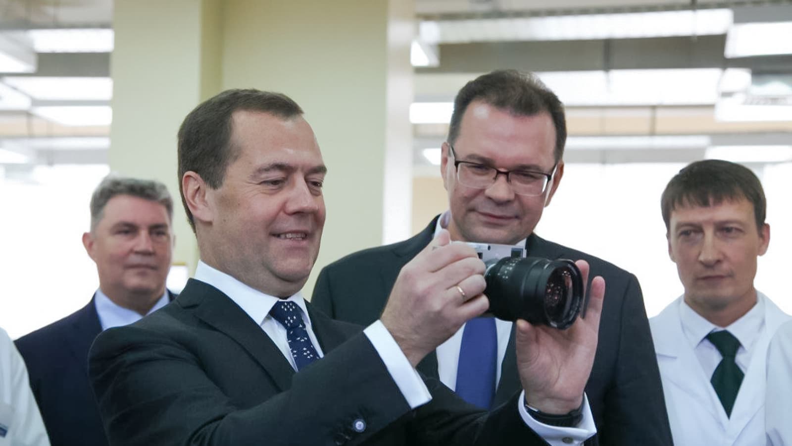 Медведев испытал новый фотоаппарат «Зенит», созданный совместно с Leica