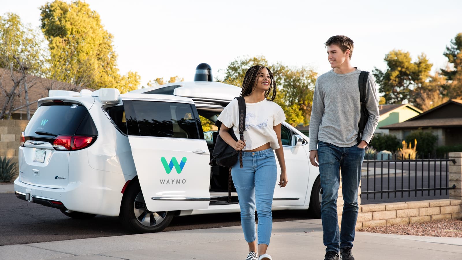 Самоуправляемые автомобили Waymo пробежали по американским дрогам 10 млн миль