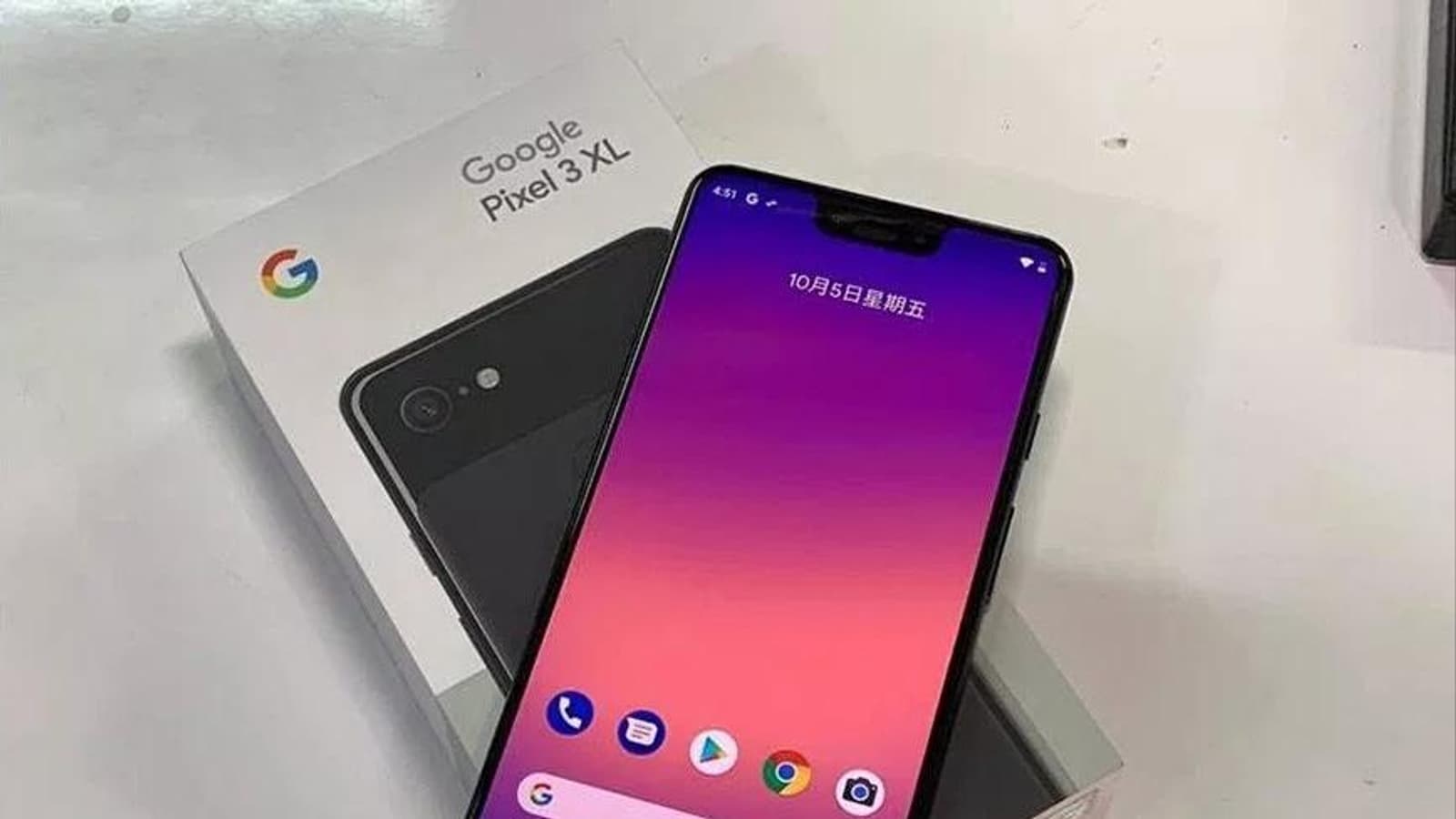 Фотогалерея дня: смартфон Google Pixel 3 XL на живых фото и рядом с комплектом поставки, а Pixel 3 – на рекламных материалах