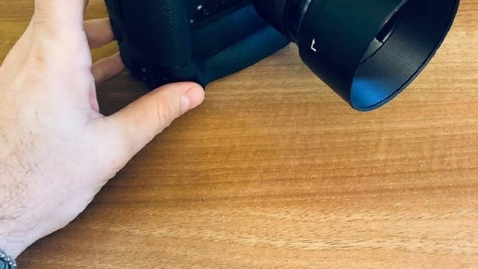 Опубликованы новые подробности о среднеформатной беззеркальной камере Olympus E-M1X ценой 00