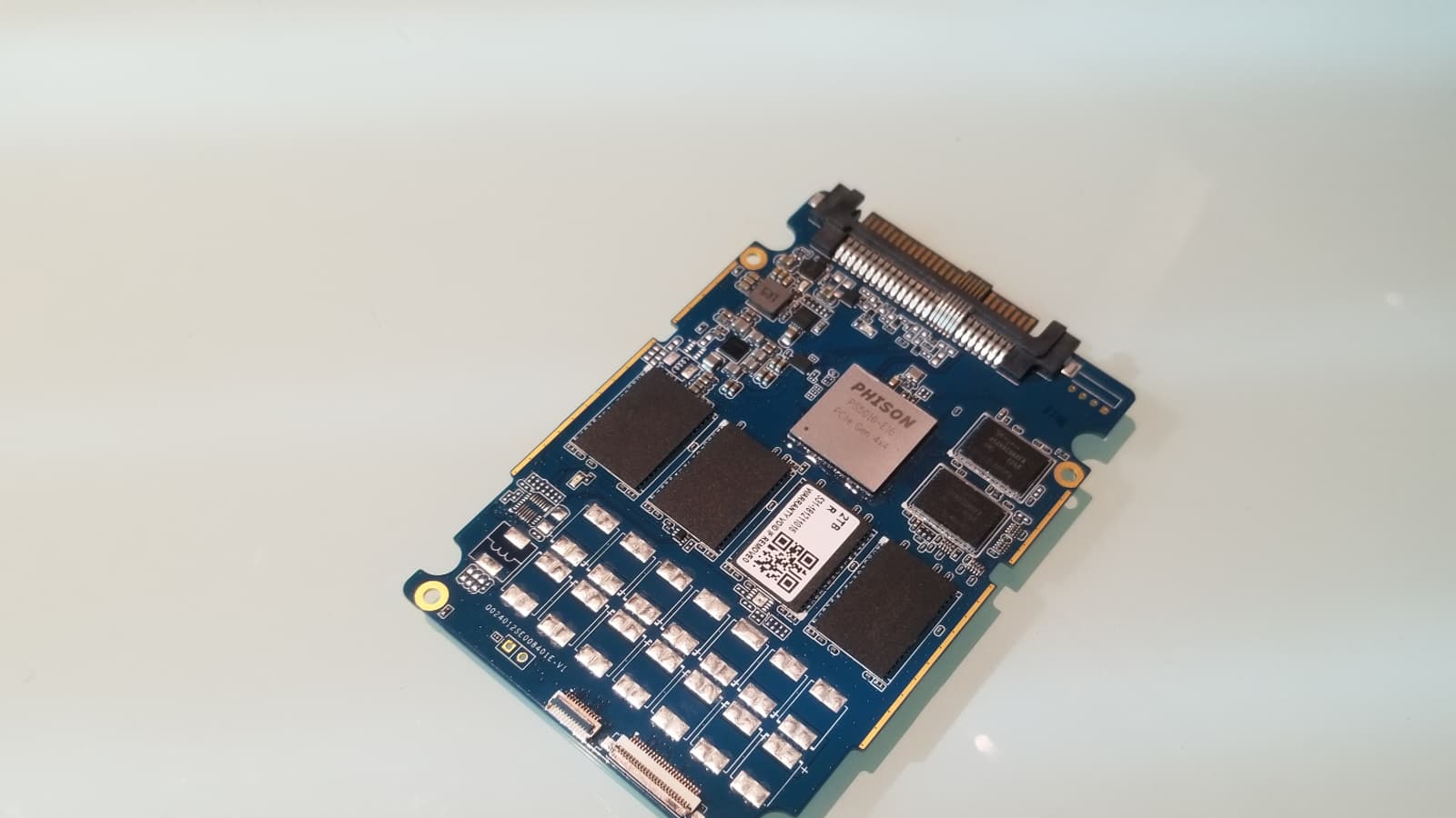 Контроллер Phison E16 с поддержкой PCIe 4.0 позволил тестовому SSD развить скорость передачи данных свыше 4 ГБ/с