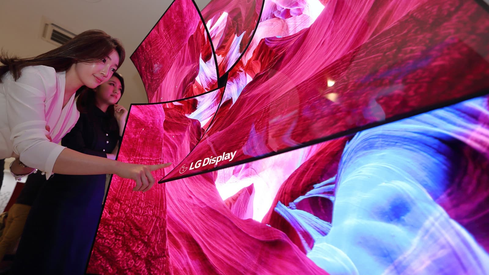 Компания LG Display привезла на CES 88-дюймовый дисплей OLED 8K, способный излучать многоканальный звук Компания LG Display привезла на CES 88-дюймовый дисплей OLED 8K, способный излучать многоканальный звук