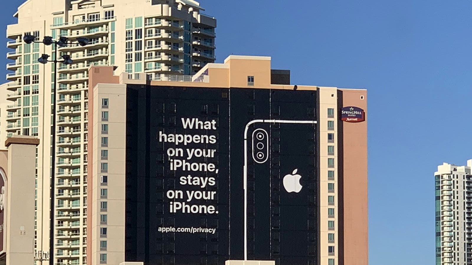 Компания Apple не участвует в CES 2019, но это не помешало ей использовать выставку