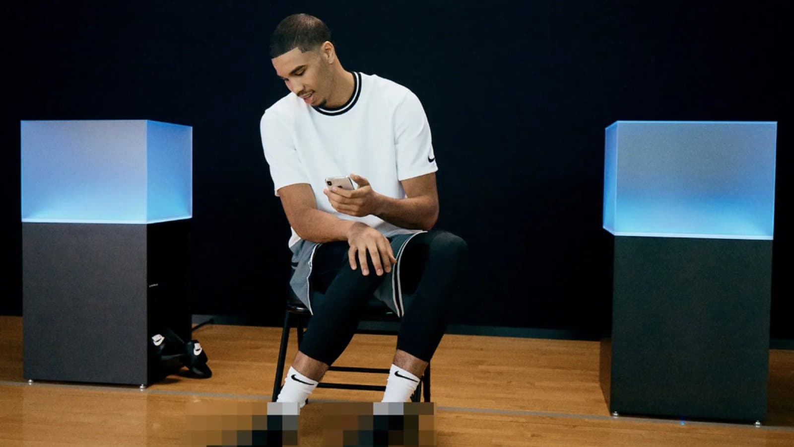 Nike дразнит новым видео перед завтрашним анонсом самозашнуровывающихся кроссовок, которые будут сопрягаться со смартфоном Nike дразнит новым видео перед завтрашним анонсом самозашнуровывающихся кроссовок, которые будут сопрягаться со смартфоном