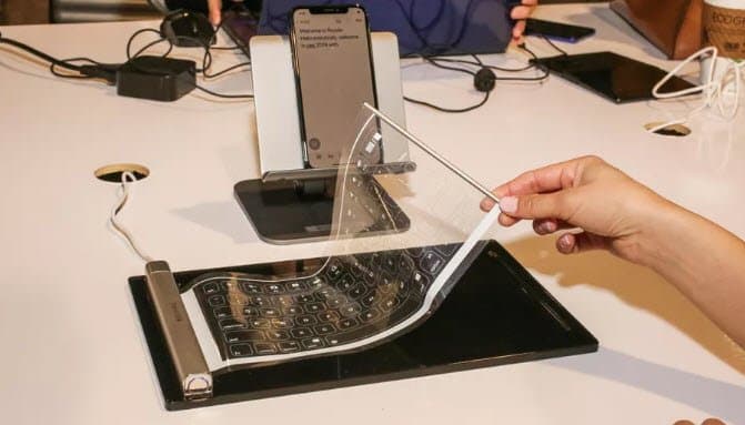 Создатели первого в мире сгибающегося смартфона представили клавиатуру Royole Rollable Keyboard Создатели первого в мире сгибающегося смартфона представили клавиатуру Royole Rollable Keyboard