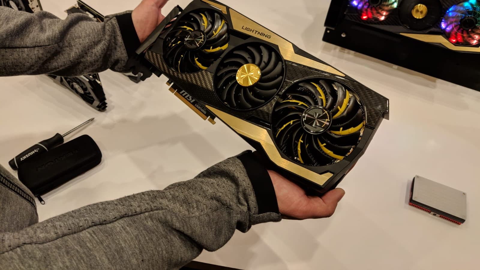 Огромная видеокарта MSI GeForce RTX 2080 Ti Lightning впервые засветилась на «живых» фотографиях