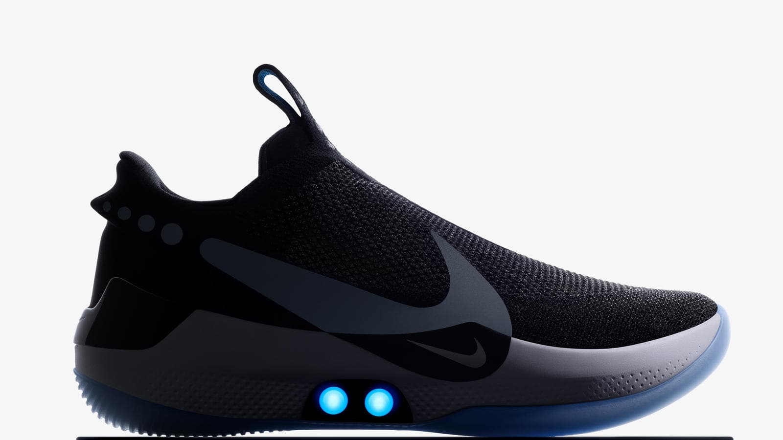 Nike представила самозашнуровывающиеся кроссовки с управлением со смартфона Nike представила самозашнуровывающиеся кроссовки с управлением со смартфона