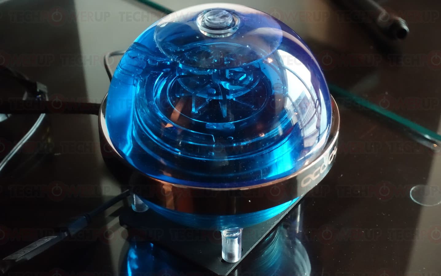 Alphacool Eisball — возможно, самая необычная помпа, совмещенная с резервуаром