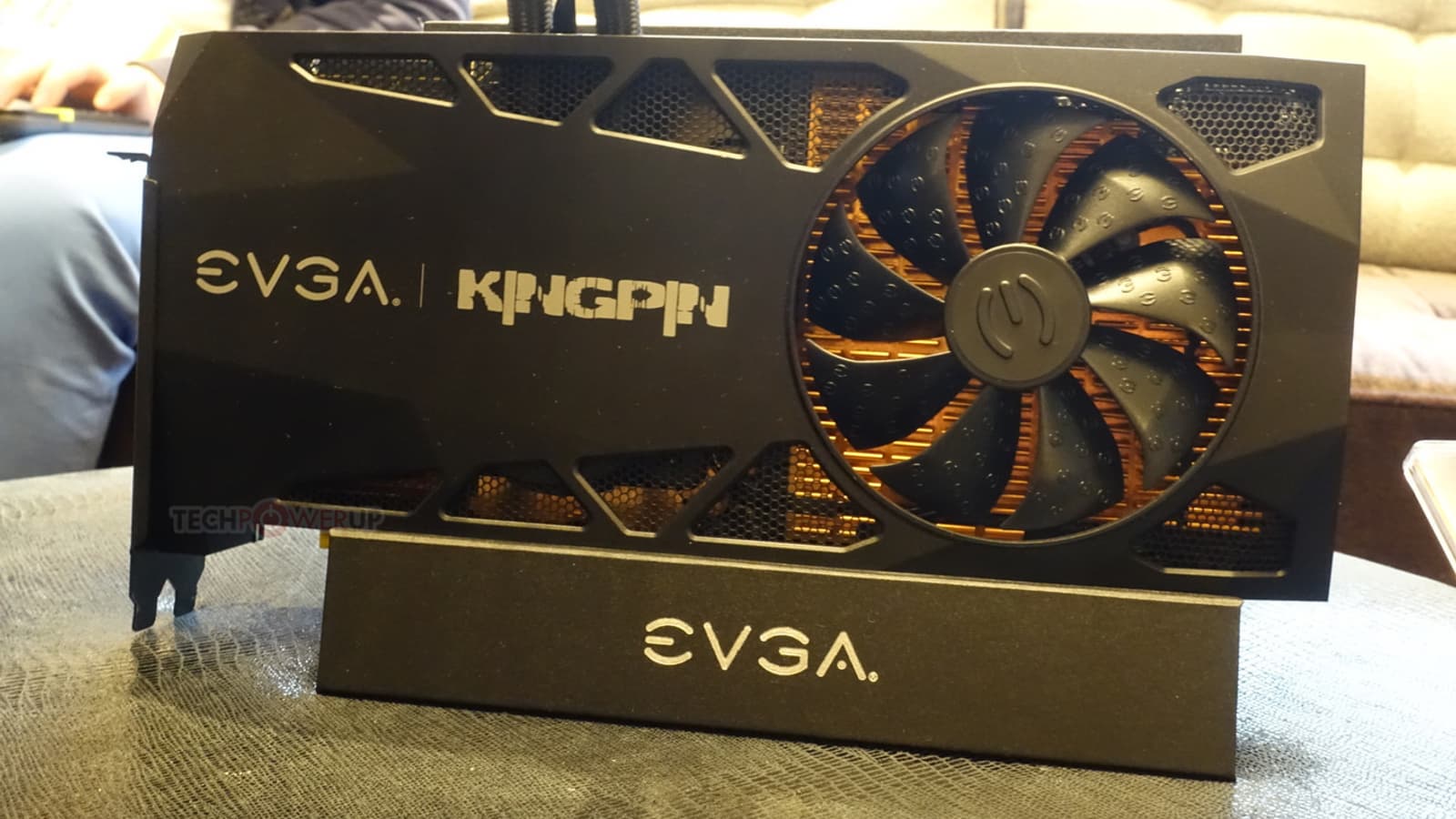 Оверклокерская видеокарта EVGA GeForce RTX 2080 Ti Kingpin позирует на «живых» фото
