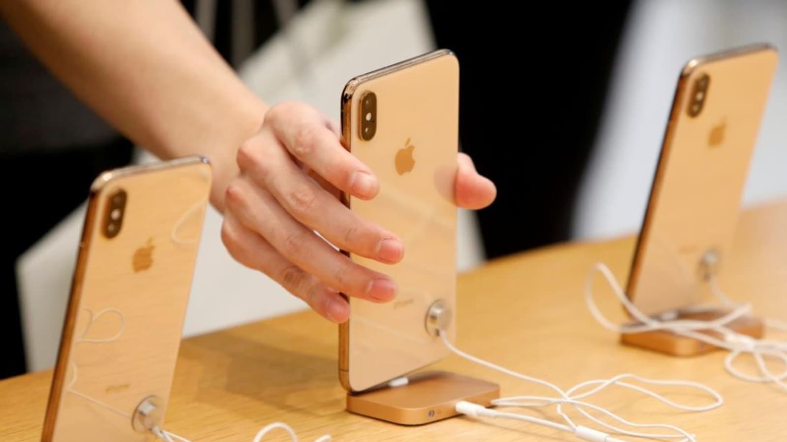 Apple снова сокращает выпуск смартфонов iPhone XS, XS Max и XR