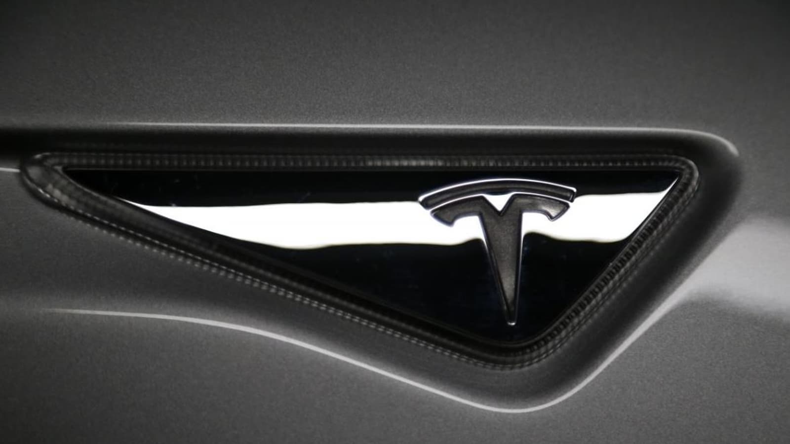 На Tesla подали в суд в связи с гибелью пассажира из-за неисправной батареи электромобиля Model S, на скорости 187 км/ч врезавшегося в бетонное ограждение