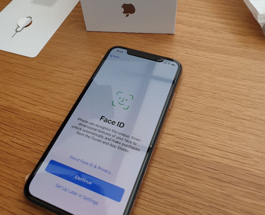 Продажи смартфонов сократились на 5%, но в премиальном сегменте они выросли на 19%