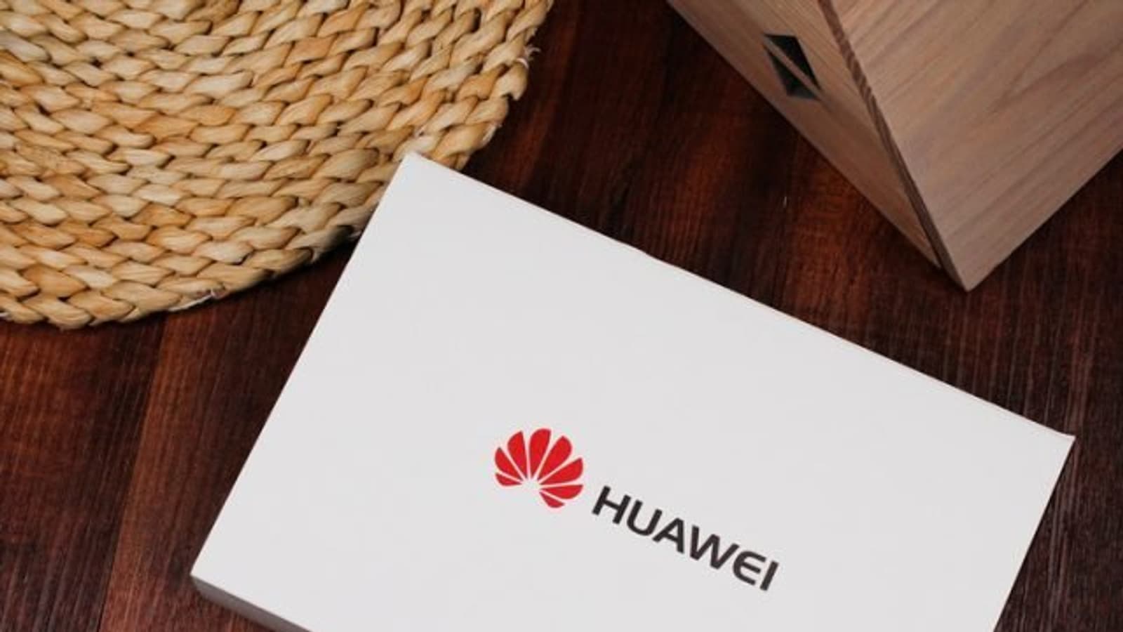 Официальное новогоднее поздравление Huawei было отправлено… с iPhone