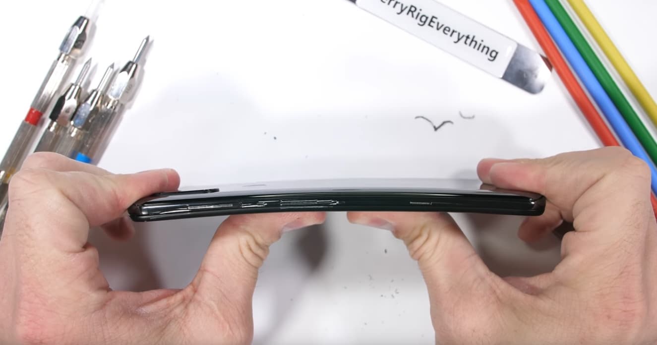 Топовый слайдер Xiaomi, несмотря на особенности конструкции, оказался весьма прочным Топовый слайдер Xiaomi, несмотря на особенности конструкции, оказался весьма прочным