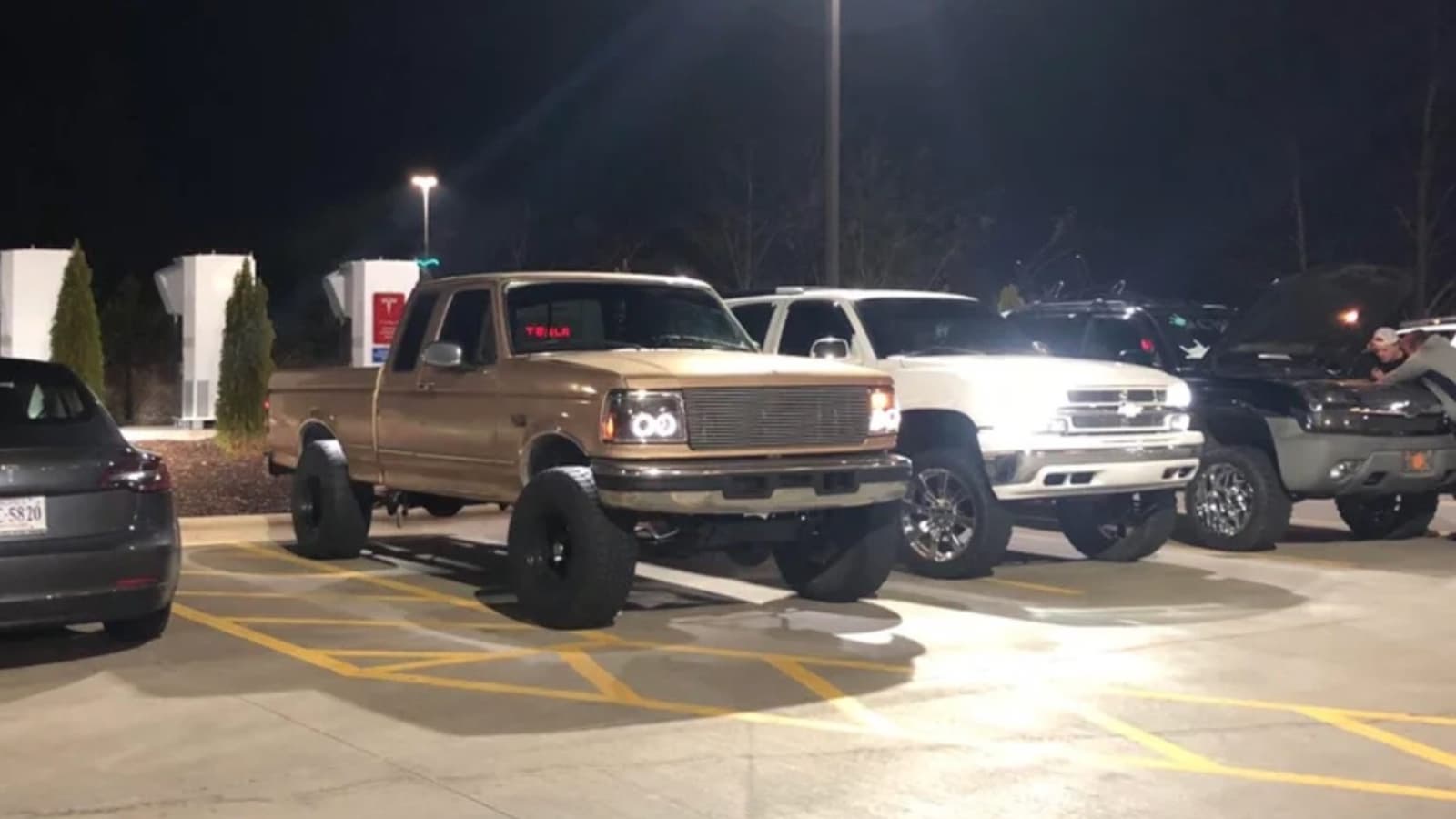 Пикапы против электромобилей. В США набирает обороты Icing — намеренное блокирование автомобилями с ДВС зарядных станций Tesla