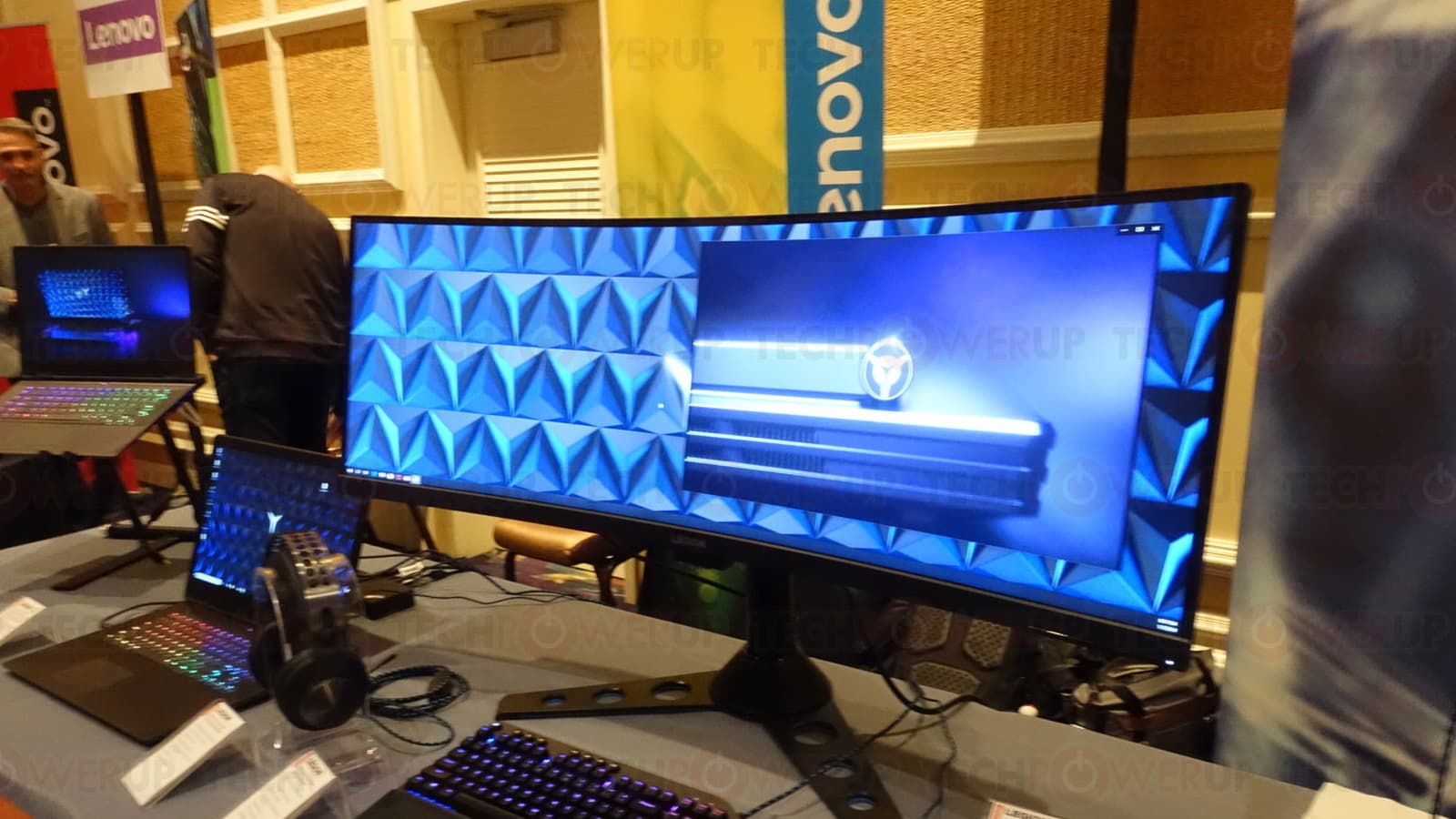Игровой монитор Lenovo Legion Y44w получил огромную панель с соотношением сторон 32:10
