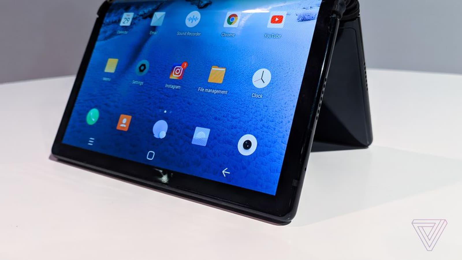 Первый в мире гибкий смартфон оказался ужасным Первый в мире гибкий смартфон оказался ужасным