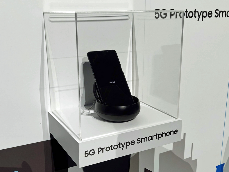 Samsung показала прототип смартфона с поддержкой 5G Samsung показала прототип смартфона с поддержкой 5G