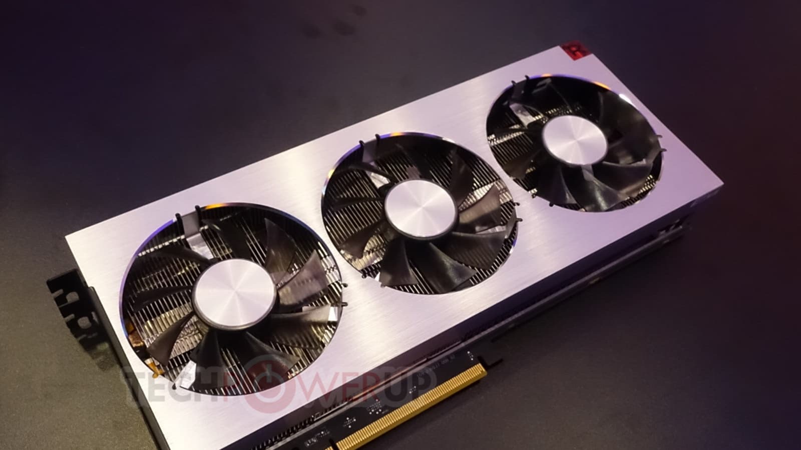 Фотогалерея дня: живые фото видеокарты AMD Radeon VII с семинанометровым GPU